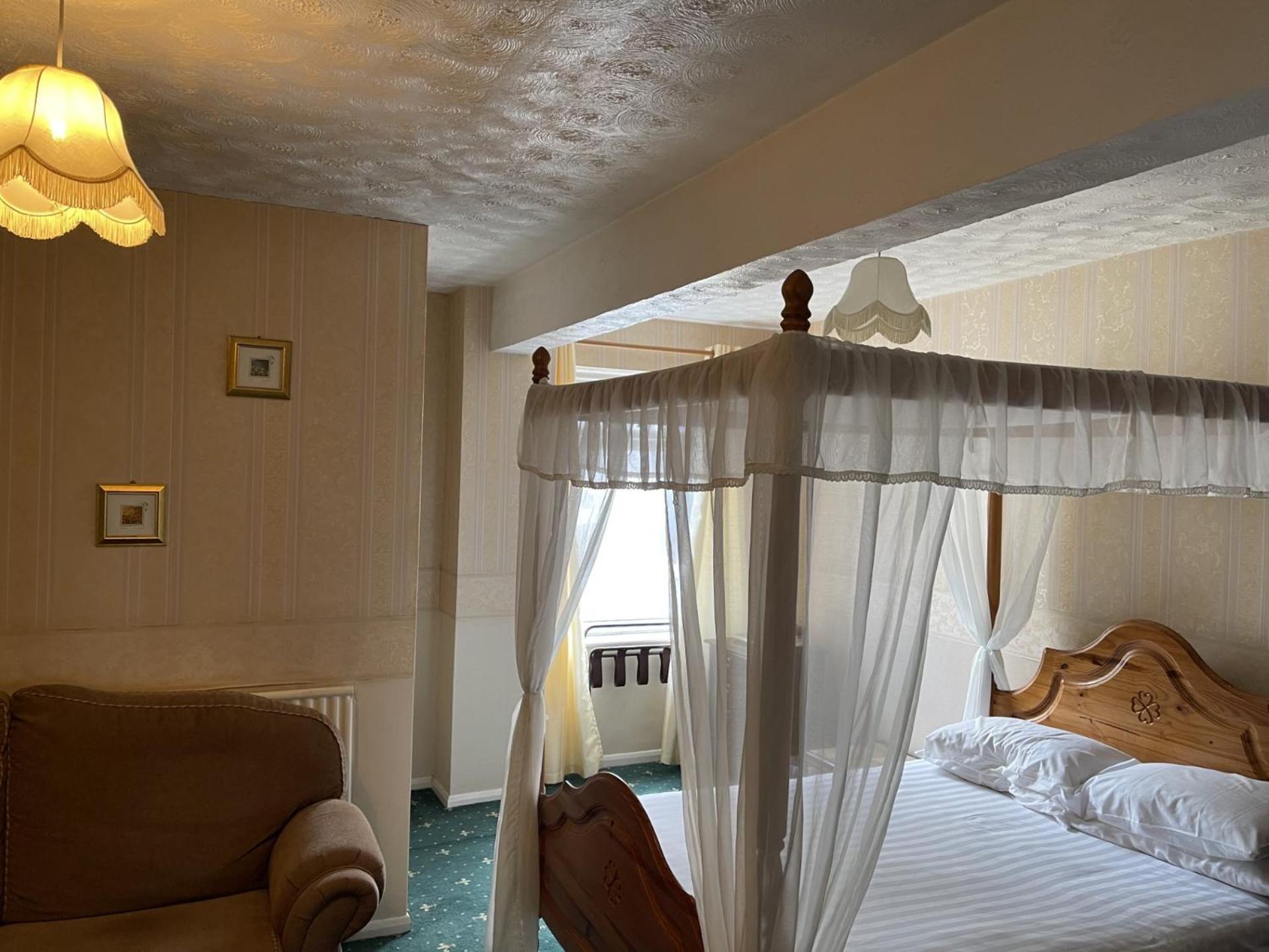Moorville Hall Hotel *